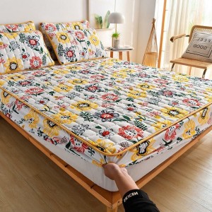Pikowany pokrowiec na materac - KWIATY