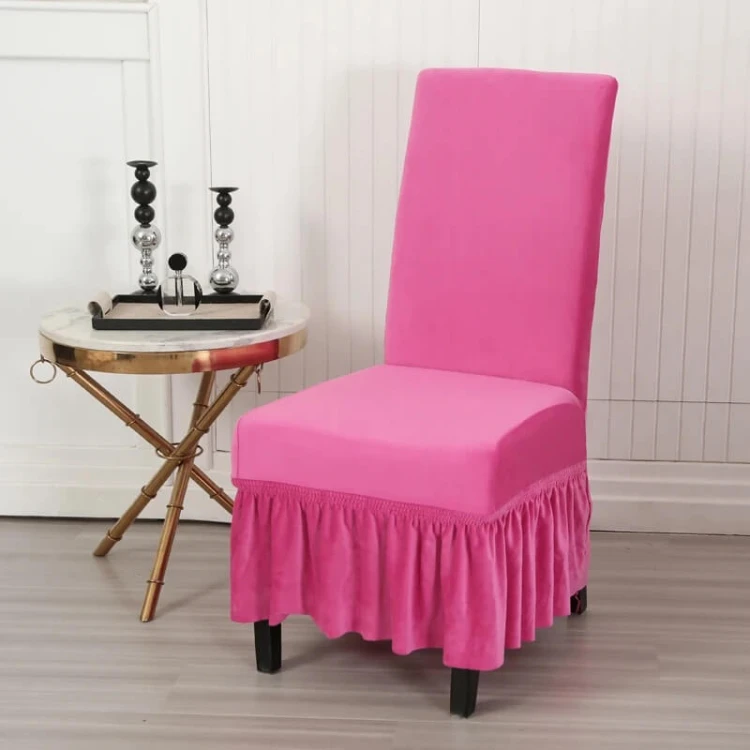 Aksamitny pokrowiec na krzesło z falbaną - China Pink.jpeg