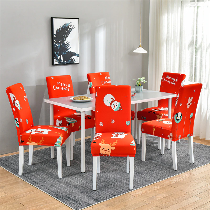 Pokrowce świąteczne na krzesłach w jadalni