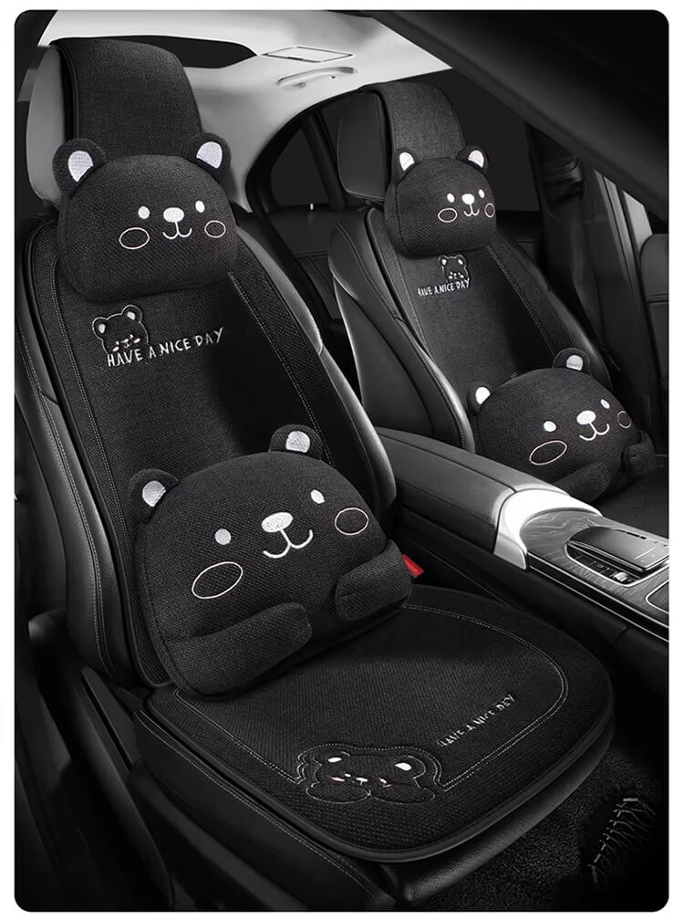 Czarne pokrowce na fotele samochodowe w motywie misia
