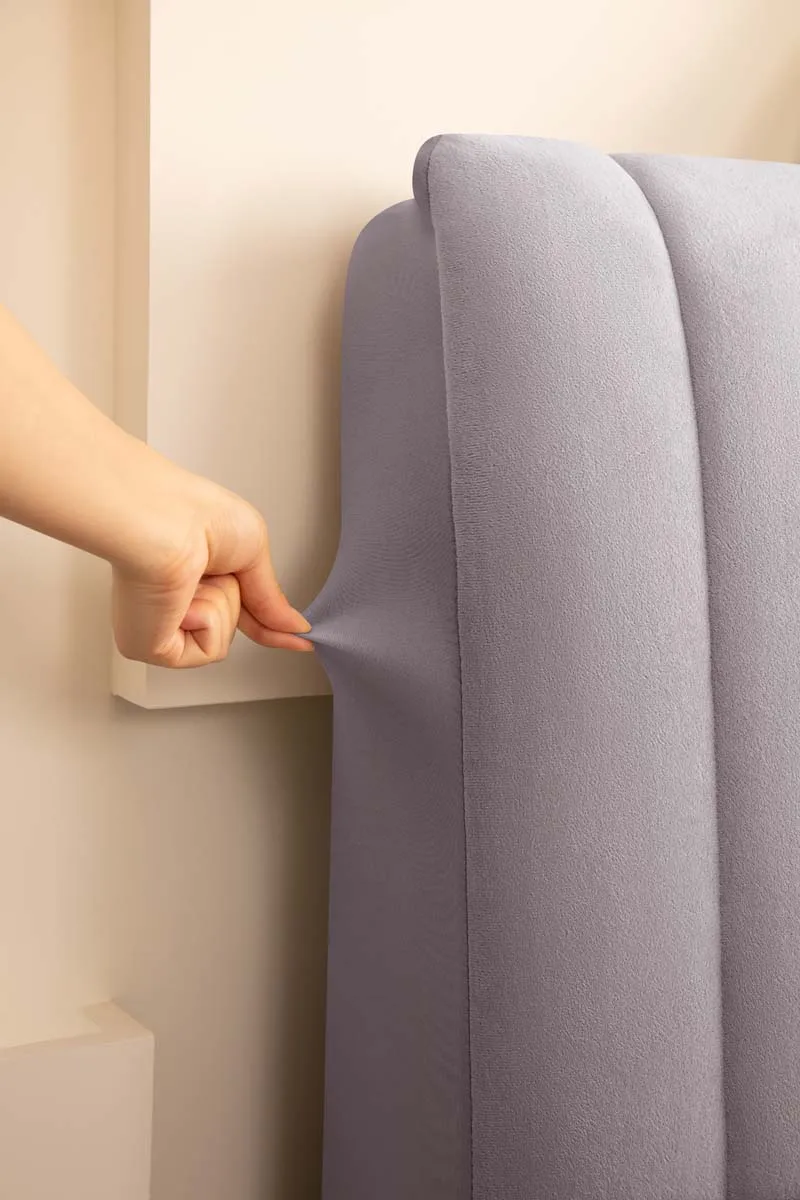 szary pokrowiec na oparcie kanapy