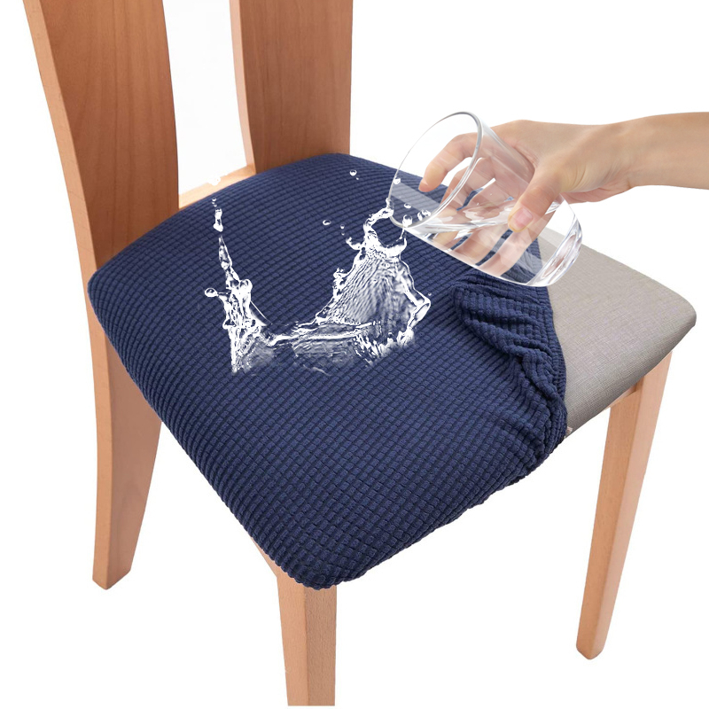 Żakardowe pokrowce na siedziskach krzeseł w salonie