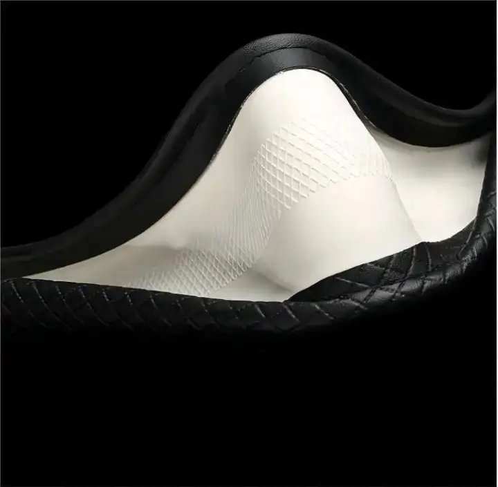 Antypoślizgowy pokrowiec na kierownicę