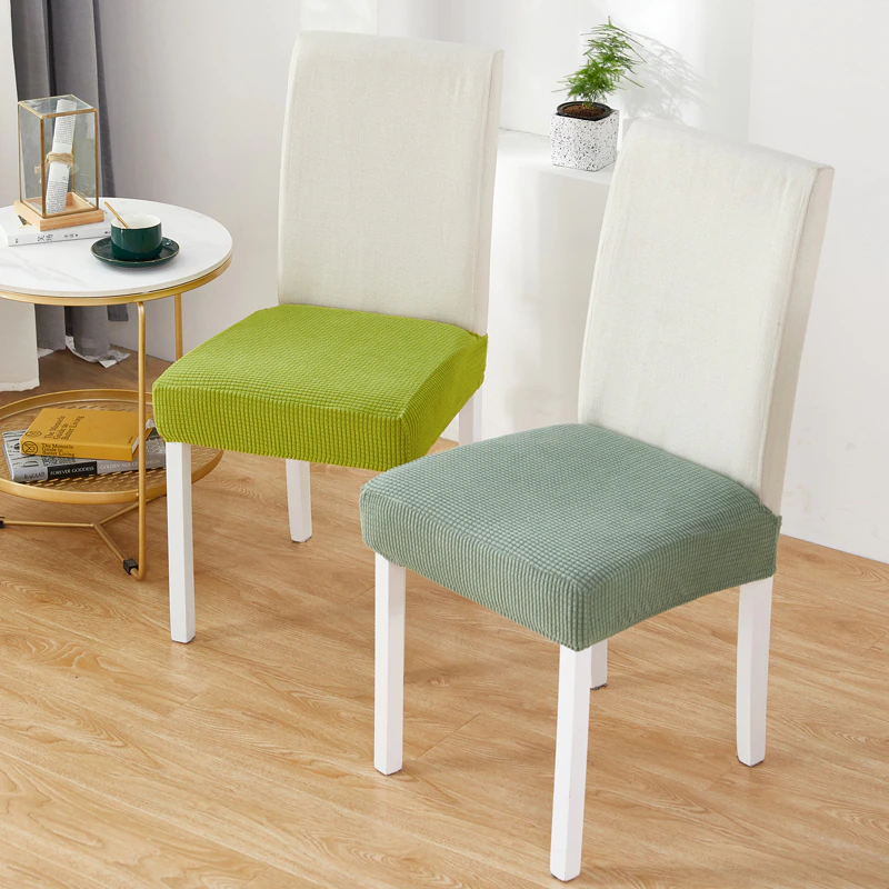 Pokrowce na krzesła - jak je zmieniać w zależności od pory roku i okazji? Przykłady, jak dopasować pokrowiec na krzesło do klimatu i stylu wnętrza